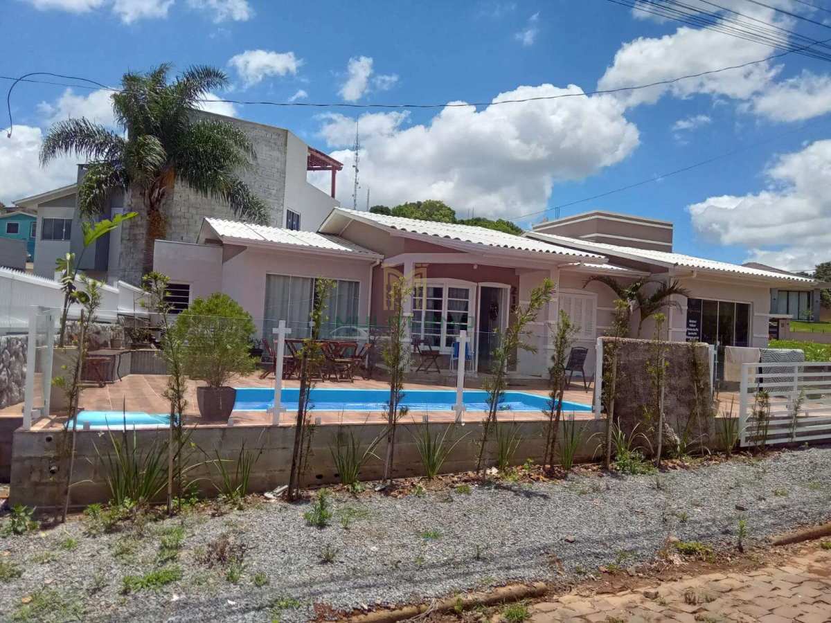 CASA COM PISCINA Á VENDA EM MACHADINHO
