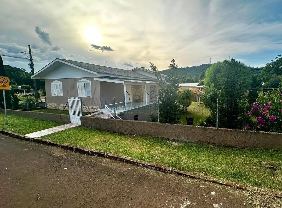 CHARMOSA CASA DE MADEIRA NO CENTRO DA CIDADE. - Muliterno Assessoria em Imóveis  44.427.652/0001-82